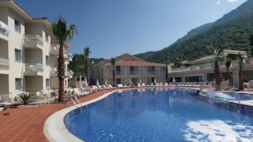 Piscine extérieure, parasols, chaises longues