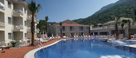 Kolam renang terbuka, payung kolam, kerusi lepak pantai