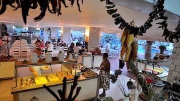 Déjeuner, dîner et souper servis sur place