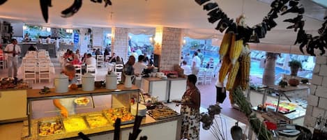 Breakfast, lunch and dinner served