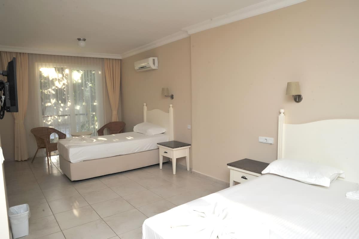 Minibar, escritorio, tabla de planchar con plancha y ropa de cama
