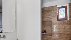 Superior Room | Bathroom | Shower, free toiletries, hair dryer, towels - Kaya Guest House (Datça)