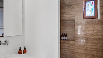 Quarto superior | Banheiro | Chuveiro, produtos de toalete grátis, secador de cabelo