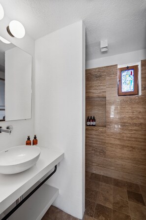 Habitación superior | Baño | Regadera, amenidades de baño gratuitas, secadora de cabello, toallas