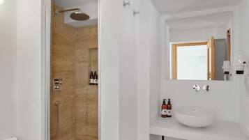 Family Room | Bathroom | Shower, free toiletries, hair dryer, towels