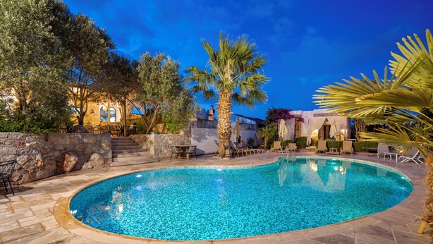 Outdoor pool, pool umbrellas, sun loungers - Kaya Guest House (Datça)