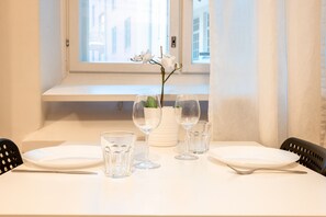 تناول الطعام داخل الغرفة