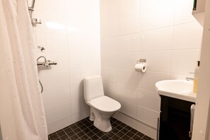 Estúdio conforto, 2 camas Queen, para não fumantes | Banheiro | Chuveiro, produtos de toalete grátis, secador de cabelo 