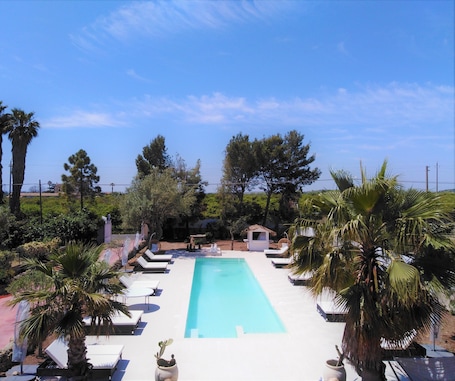 Una piscina al aire libre