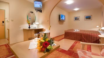 Deluxe Double Room, Hot Tub | In-room safe, desk, iron/ironing board, cots/infant beds
