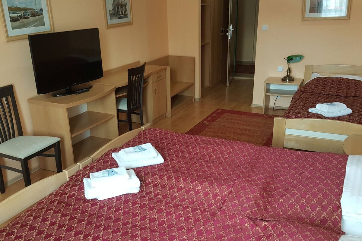 Phòng 3 phong cách cổ điển | Két bảo mật tại phòng, bàn, bàn ủi/dụng cụ ủi quần áo 