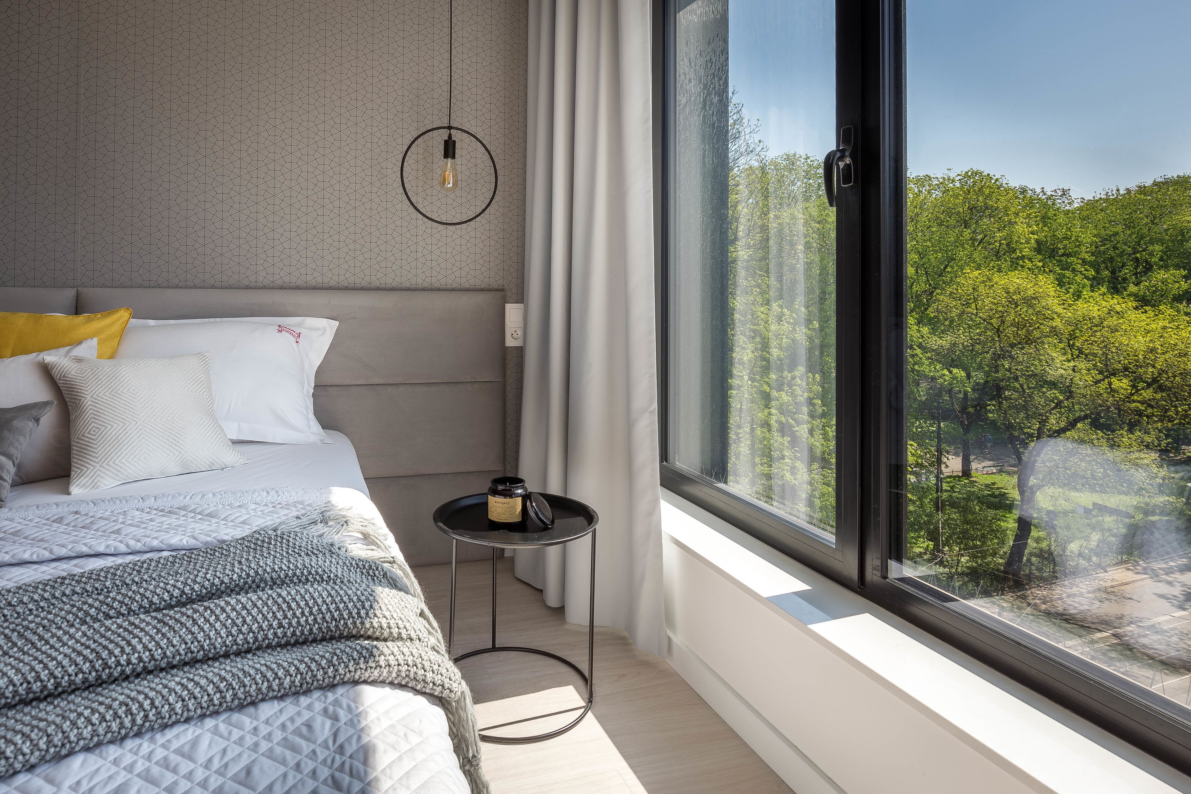 Seprai premium, didekorasi berbeda-beda, dan meja kerja