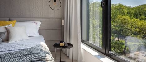 Hochwertige Bettwaren, individuell dekoriert, Schreibtisch