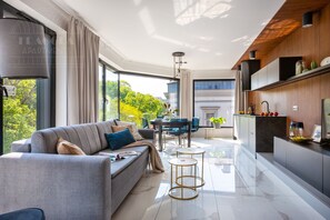 Premier Apartment, 1 Bedroom, Kitchen, City View | Premium bedding, individually decorated, desk, blackout curtains