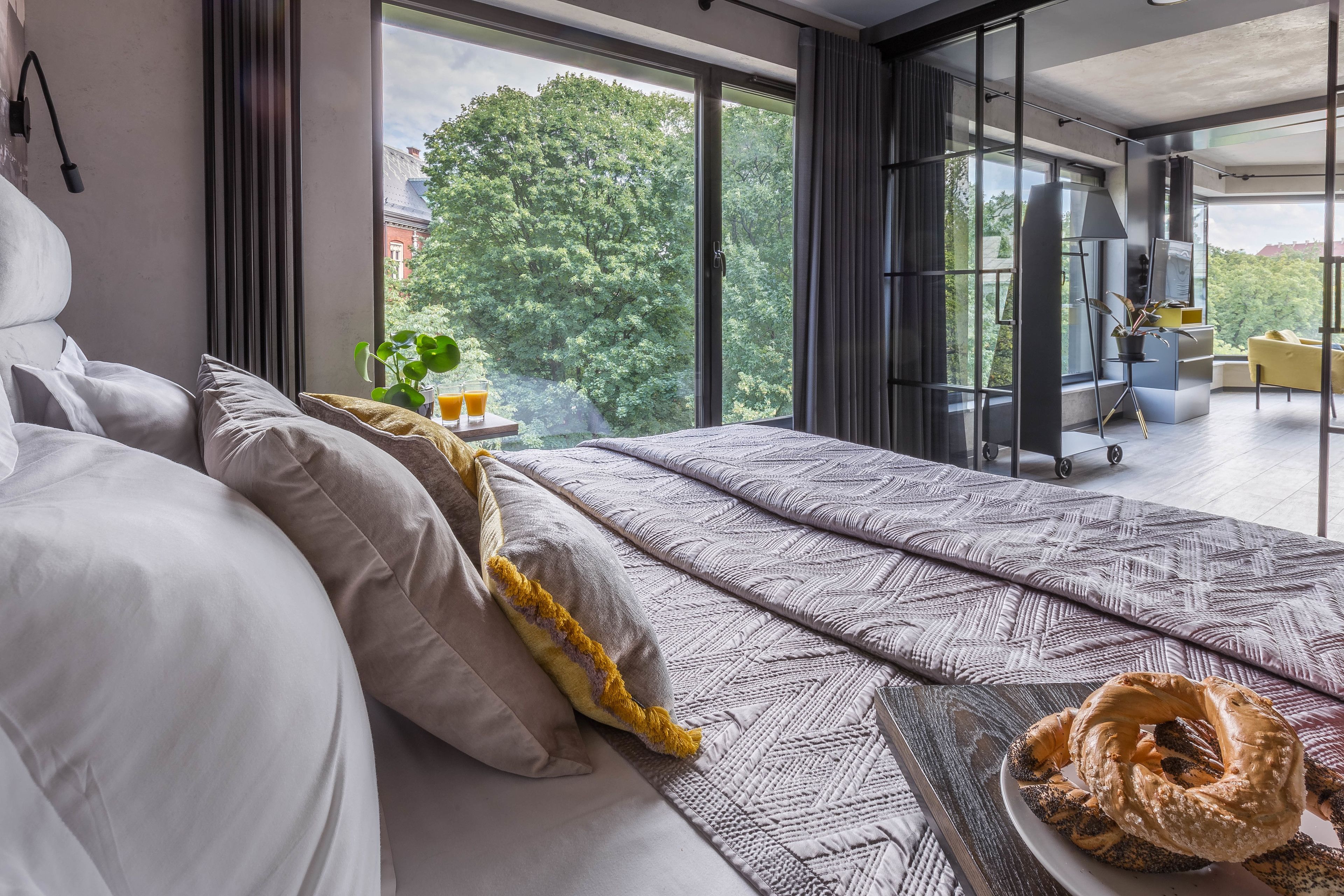 signature suite, 1 bedroom, kitchen, city view | premium bedding, individually decorated, desk, blackout curtains