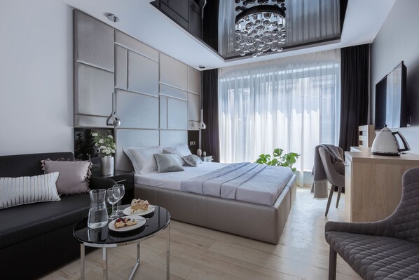 Habitación doble romántica, 1 cama Queen size, refrigerador | Ropa de cama de alta calidad, decoración personalizada y escritorio 