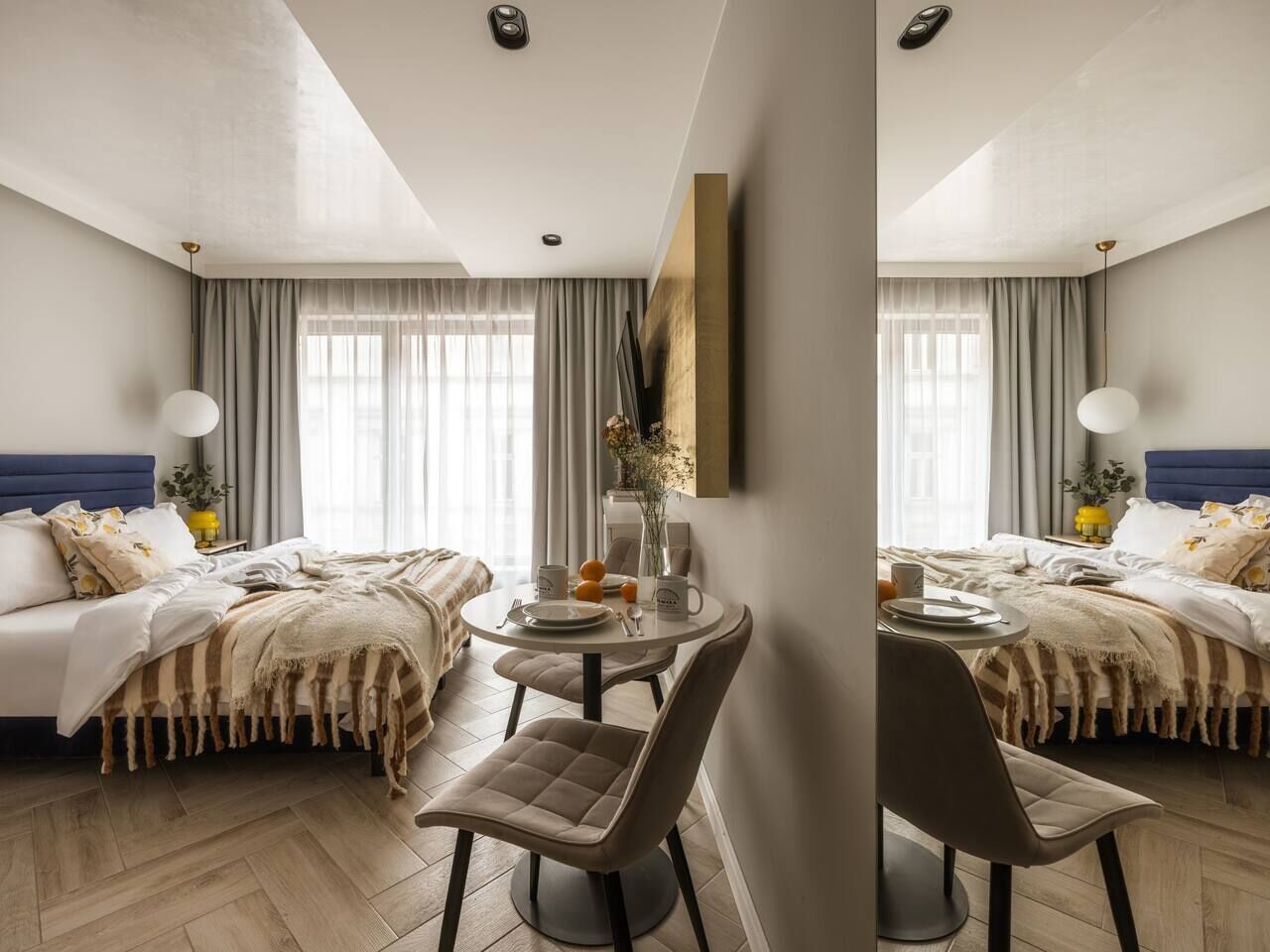 Une chambre d’hôtel avec deux lits, une table à manger et une chaise.