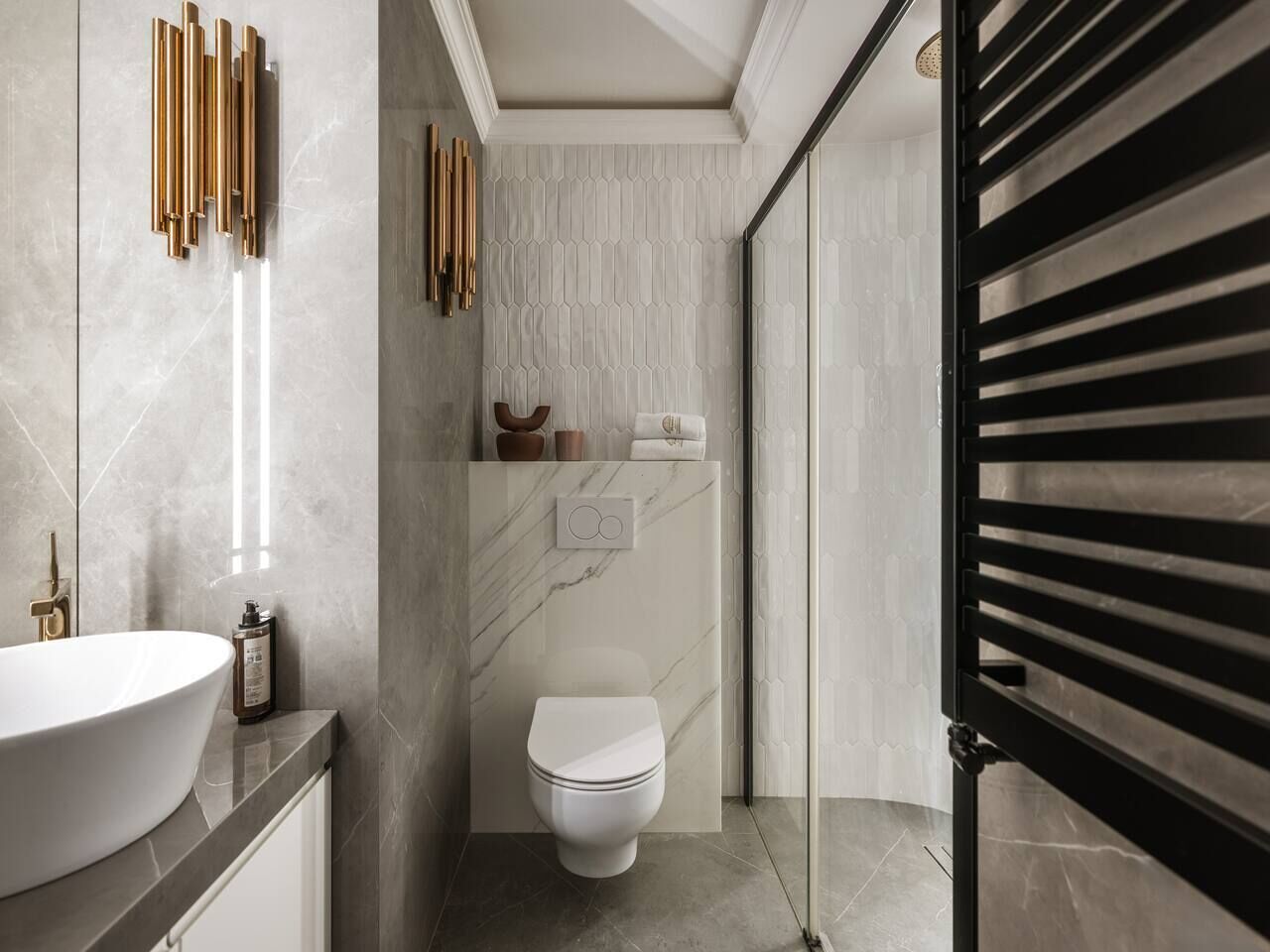 Een moderne badkamer met een groot wit wastafel, toilet en douchehoek.