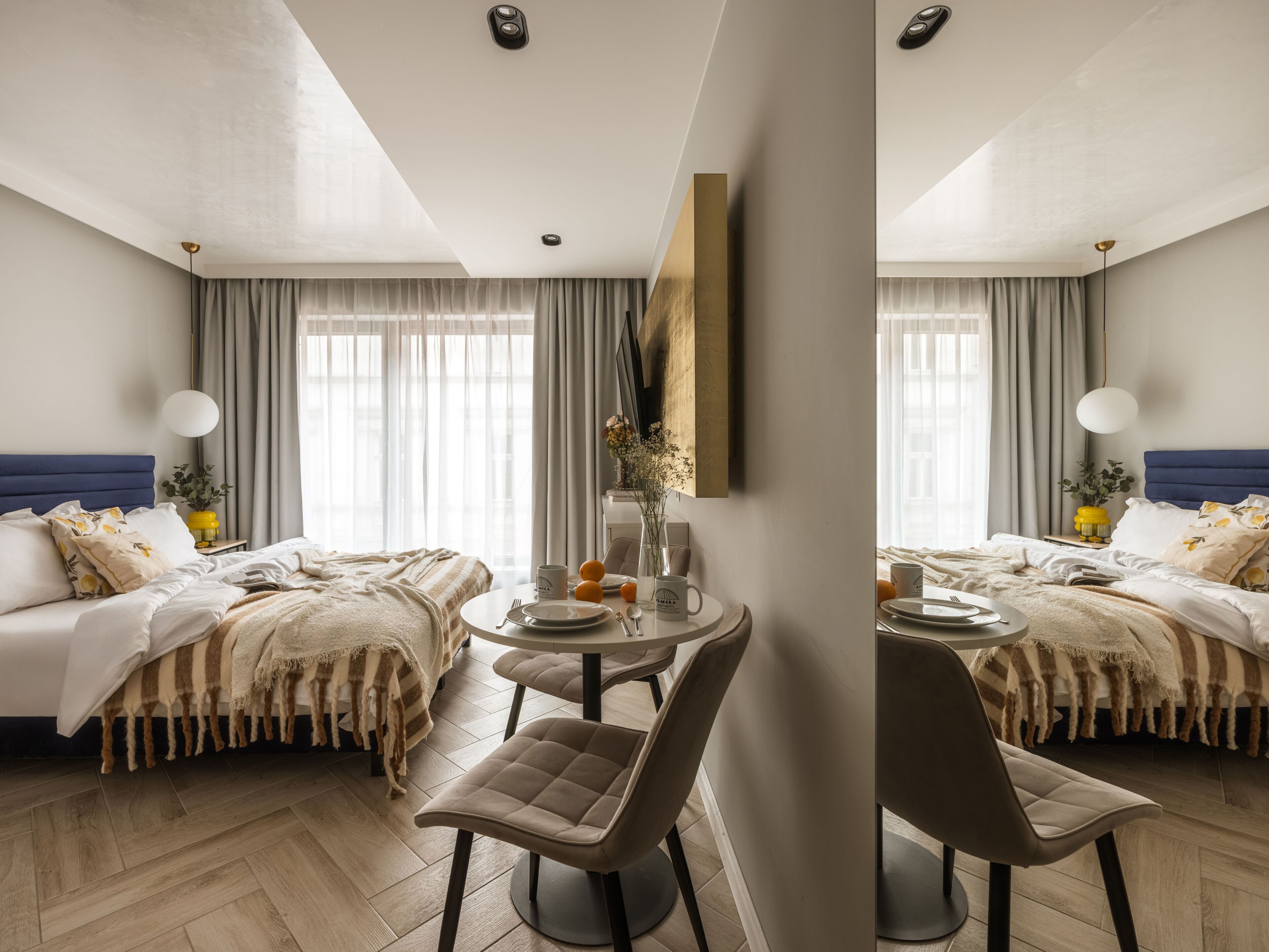 Une chambre d’hôtel avec un lit, une table et des chaises.
