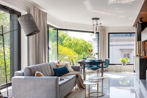 Departamento Premier, 1 habitación, cocina, vista a la ciudad | Ropa de cama de alta calidad, decoración personalizada y escritorio 