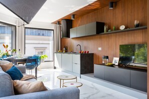 Premier Apartment, 1 Bedroom, Kitchen, City View | Private kitchen | Fridge, microwave, electric kettle, toaster - Modern View of Planty Park by Fragola (Kraków)
