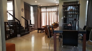 Two Bedrooms House | Essbereich im Zimmer