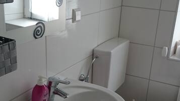 Apartment, Multiple Beds, Non Smoking | Bathroom sink
