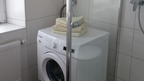 Apartment, Mehrere Betten, Nichtraucher | Dusche im Bad