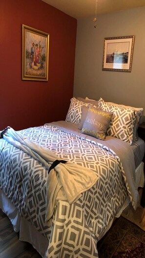 2 bedrooms, iron/ironing board, WiFi, bed sheets - Renovated 60's Bungalow 8 minutes from downtown Charlotte (Charlotte)