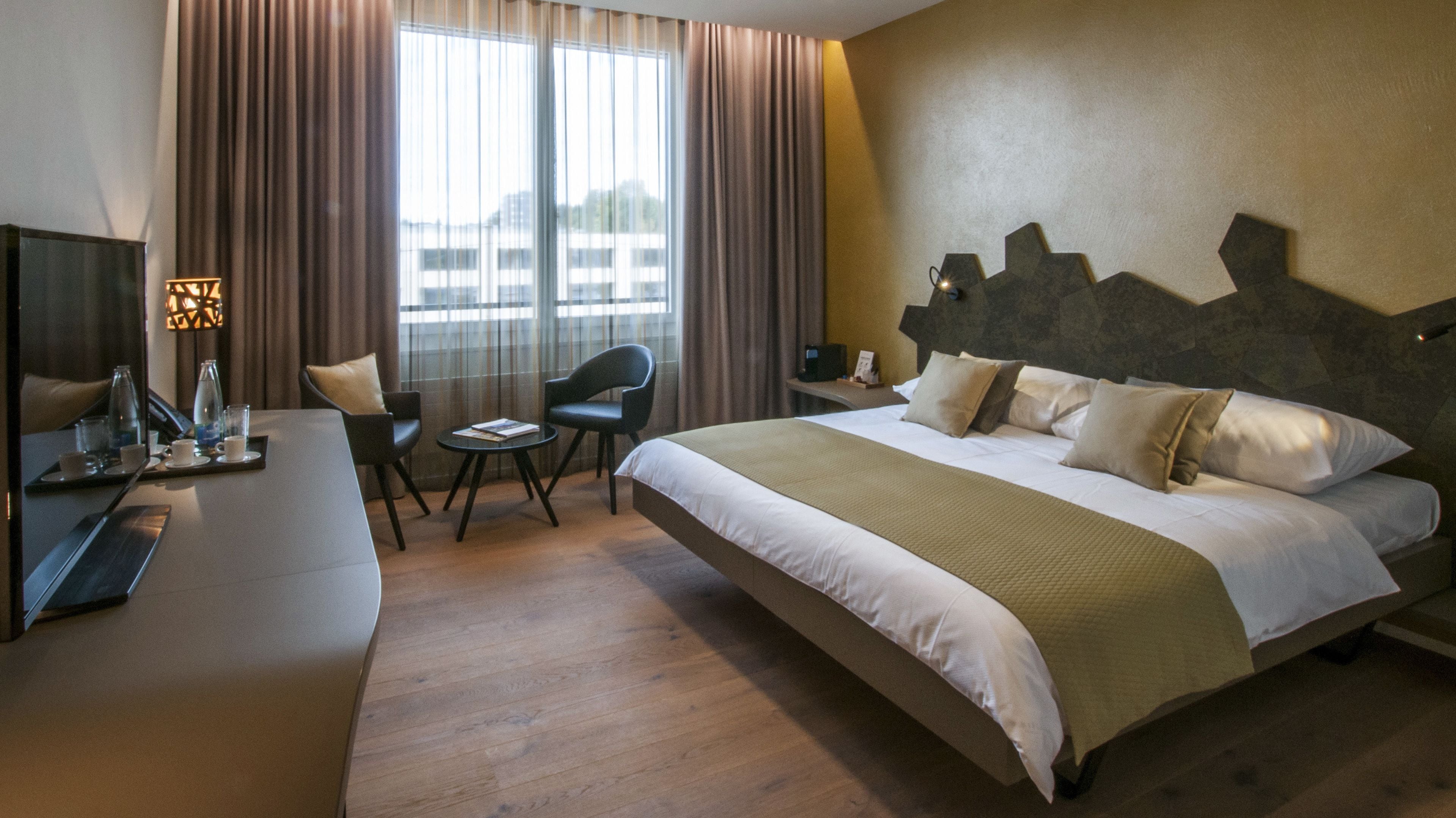 twin room | premium bedding, in-room safe, desk, soundproofing