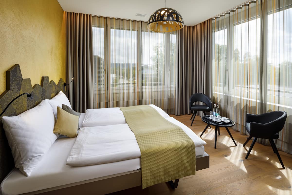 Premium bedding, in-room safe, desk, soundproofing