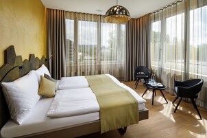 Ropa de cama de alta calidad y caja de seguridad en la habitación 