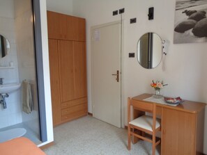 In-room safe, desk, free WiFi