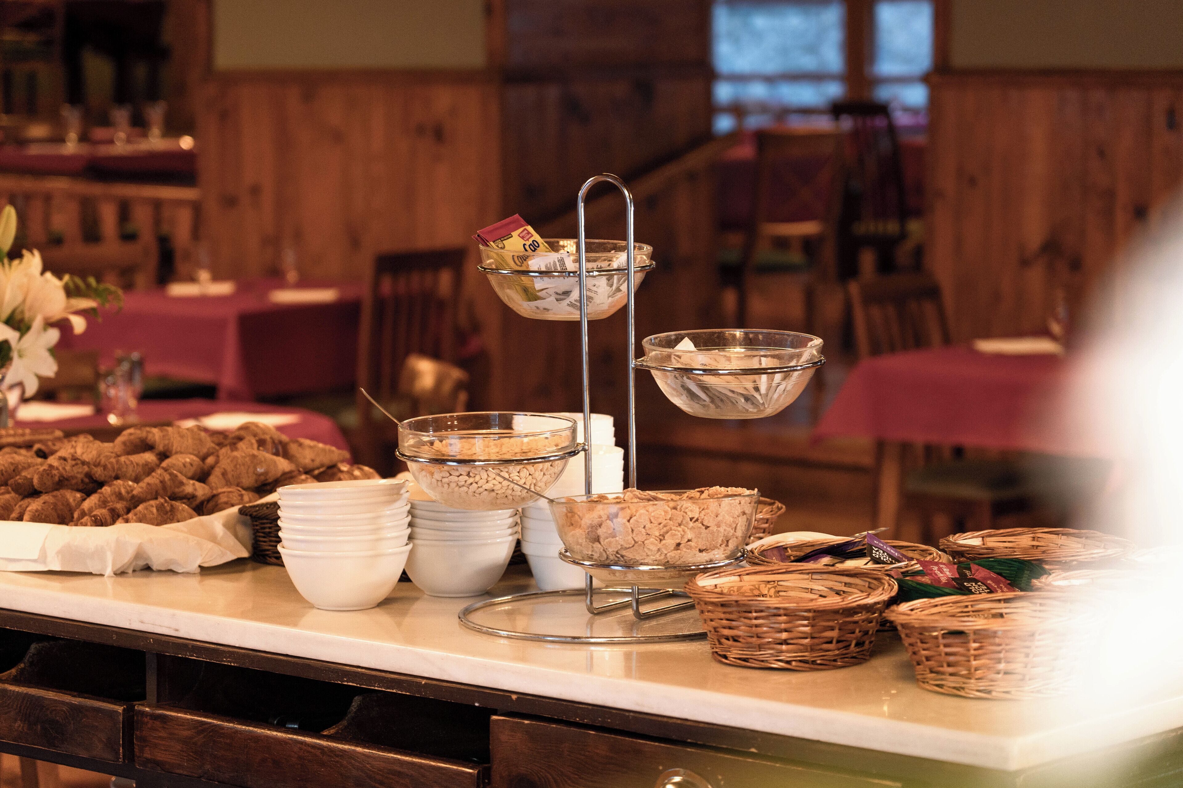 Una barra de buffet con diferentes alimentos y recipientes.