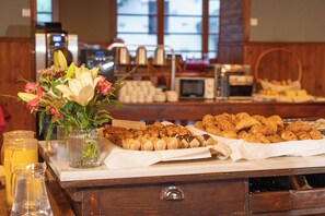 Desayuno completo gratuito y diario