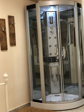 Comfort Double Room, Ensuite, Garden View | Bathroom | Free toiletries, hair dryer, bidet, towels - Villa Berghella (Montesilvano)