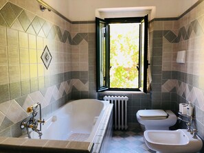 Apartamento, baño privado, vistas al jardín | Baño | Artículos de higiene personal gratuitos, secador de pelo, bidé y toallas