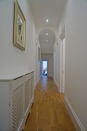 Design Apartment, 2 Bedrooms | Interior entrance