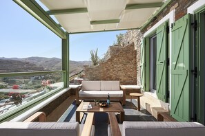 In-room safe, laptop workspace, blackout drapes, soundproofing - EmGard Suites Kythnos (Kithnos)