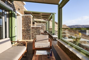 Suite familiar, vista al mar | Caja de seguridad en la habitación y espacio para trabajar con laptop