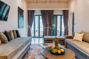 Suite Premium, alberca privada | Área de sala de estar | Televisión de pantalla plana de 32 pulgadas con canales por cable 