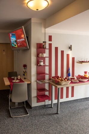 每日供应自助式早餐（每人 EUR 6）