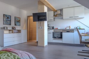 Quarto solteiro luxo | Opções para refeição no quarto