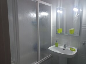 Shower, free toiletries, towels - Hospedería IslaSol (San Fernando)