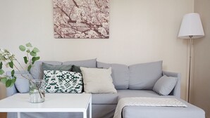 Deluxe-Apartment, Mehrere Betten | Wohnzimmer | Smart-TV