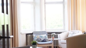 Deluxe-Apartment, Mehrere Betten | Wohnzimmer | Smart-TV