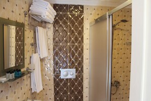 Shower, free toiletries, hair dryer, slippers - Omega Inn Hotel (Istanbul)