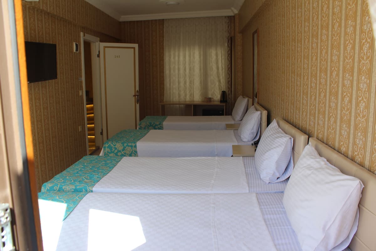Chambre Quadruple, plusieurs lits, non-fumeurs | Rideaux occultants, chambres insonorisées, Wi-Fi gratuit