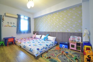 Signature Quadruple Room, 2 Double Beds, Balcony | Minibar, blackout drapes, soundproofing, rollaway beds - Mi Casa Bed and Breakfast (Taitung)