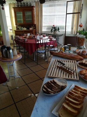 Free daily full breakfast - Villa Primerose (Villard-de-Lans)